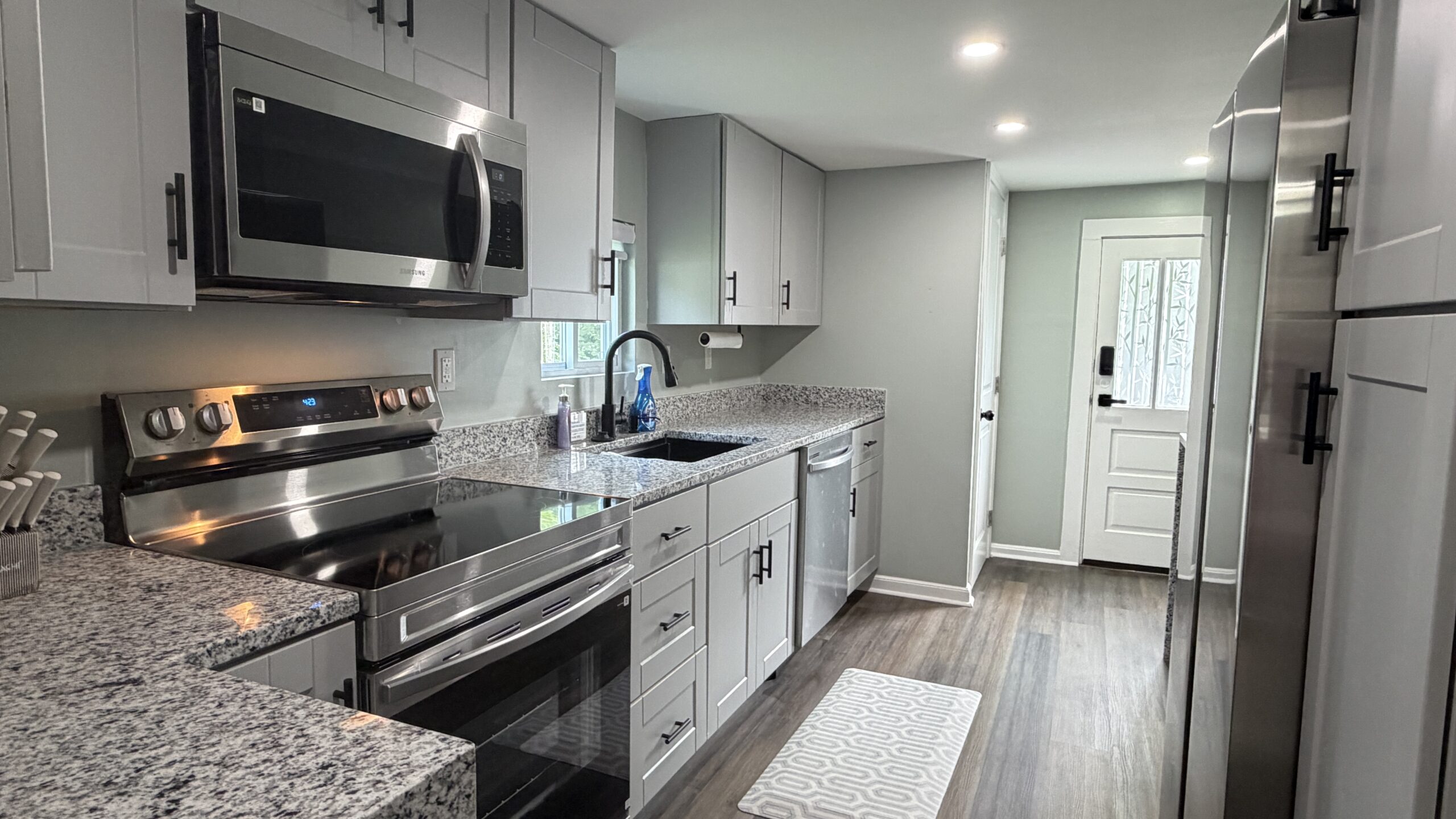 Fully remodeled kitchen with everything needed for daily cooking