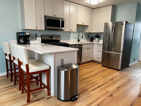 Kitchen with eat in countertop